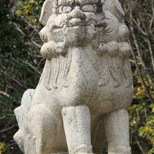 「ん」の狛犬。