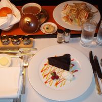 夜食にルームサービス頼んでみました。