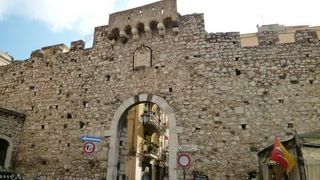 カターニア門は趣があります♪