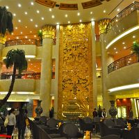 ロビー　フロント前に広いスペースとソファがあります