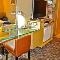 2608号室　机は十分な明るさと広さ、コンセントがあります