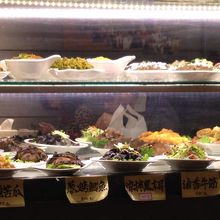 小菜ケース、綺麗に並べてあります。