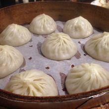 熱々の小籠湯包、中が透けて見えるほど薄い皮。