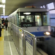 空港に到着したモノレール