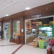 店前にあるマネキンのセンスは…タイらしいですね（＾＾）