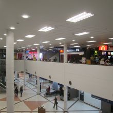 ２階に上がると”バーガーキング”や”マクドナルド”