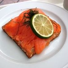 サーモンのオープンサンド