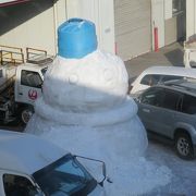 大きな雪だるまがお出迎え