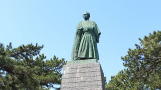 広大な太平洋と龍馬像