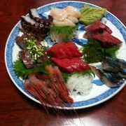 お刺身の盛り合わせは、その日、一番の新鮮な魚を出してもらえるので、お蕎麦を食べる前に食べてみることをおすすめします。