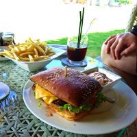 チーズバーガー＋ポテト約3500円　日本人なら１個でいいかも