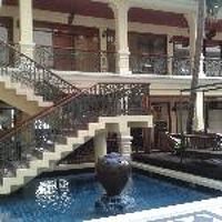 ロビーは明るくてきれい