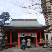 御社殿の後ろには元麻布ヒルズ