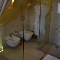 便器の横にはビデもある。臭かった。。。