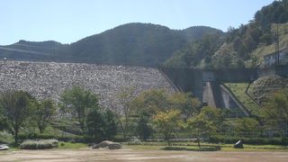 ユニークな形をした“洪水吐”