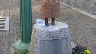 童謡「赤い靴」の女の子の像です