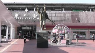 湯の町別府の「別府駅｣　駅前に温泉があります