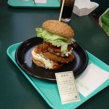 ふとっちょバ−ガ−。隣の席の人が頼んでいました。