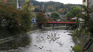 “赤い中橋”とも呼ばれています