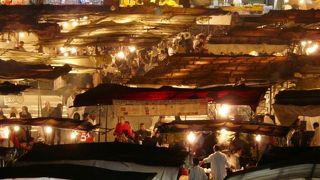 夜になるとたくさんの出店で賑わってます