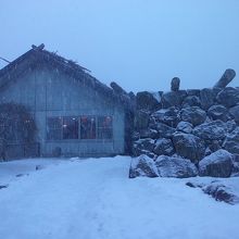 入り口は岩の後ろ