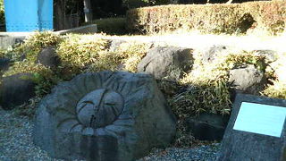 浜松町駅近くの独特の顔つきが印象的な石像