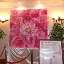 入口ビル1階の展示。踊る画家の絵