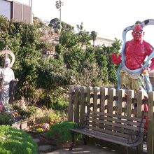 立派なお寺がお宝を開放しています