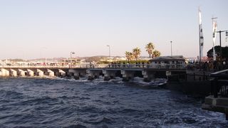 ウオーキングには持って来いの場所。?美しい海　?適当な階段　?美味しい海鮮料理