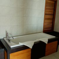 バスタブ　両隣には海が見えるガラス張り