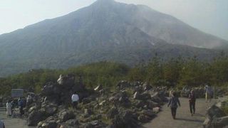 活動中の昭和火口がすぐ近くに