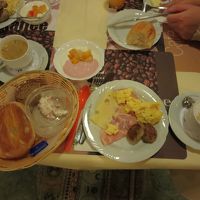 朝食。ビュッフェ式で７：００〜。宿泊客が一気に来る為大混雑