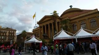 パレルモのマッシモ劇場は通り過ぎてしまうほど目立たない♪