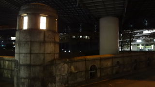 首都高速と立体交差しています