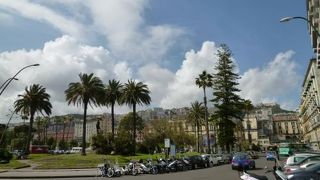 ヴィットリア広場はサンタルチアからマルティーリ広場へ行く中継点♪