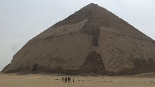 屈折ピラミッド-砂漠の中にぽつんとある。静かでおすすめ