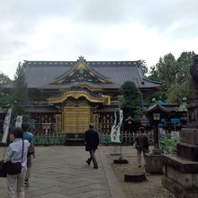 金ピカ社殿近く　右側奥　霊力ある様子