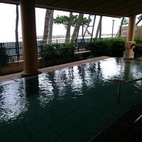 海が目の前の露天風呂