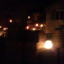 暗い中を進んでいきます。