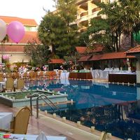 ガラディナーの飾り付けがされたプール