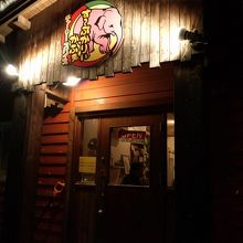 お店の前が駐車場です。5台くらいいけるかな