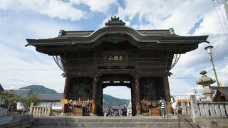 現在の仁王門は、大正7年に再建されたもの