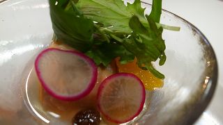 スタッフノ質感は高く、それでいて金額は廉価ですから混雑しています。