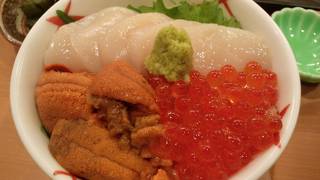 うにを食べに行きましたが、隣との距離が近すぎ！