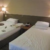 部屋はかなり狭くて閉塞感がある