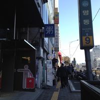 明洞駅9番出口から回れ右したらこの景色が見えます。「粥」の看