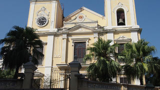 起伏のある街なみに佇む教会