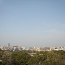 大濠公園天守閣跡からは福岡市内を見渡せます。