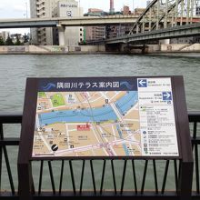 右上は総武線の鉄橋です