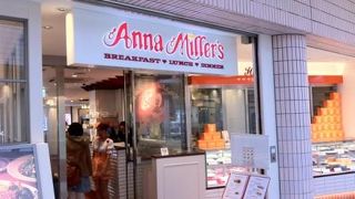 明るい店内でパイとお茶を